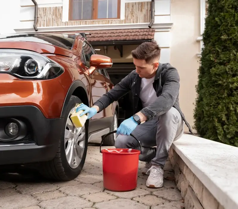 Lavage auto à domicile La Celle-Dunoise : professionnel intervenant sur un véhicule